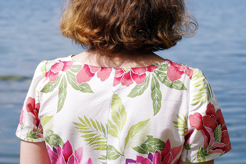 Klänning med stora rosa blommor - sydd av en duk. Av Alicia Sivertsson, foto av Andreas Fagerström.