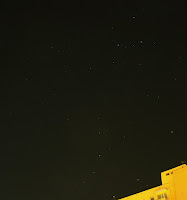 Perseid wybiegający nieopodal z radiantu tuż nad Perseuszem widocznym w dolnej części kadru, sfotografowany podczas maksimum z 2010 roku. DSLR Olympus E420, ogniskowa 14 mm, ISO 400, F 3.5, eksp. 30 sek.