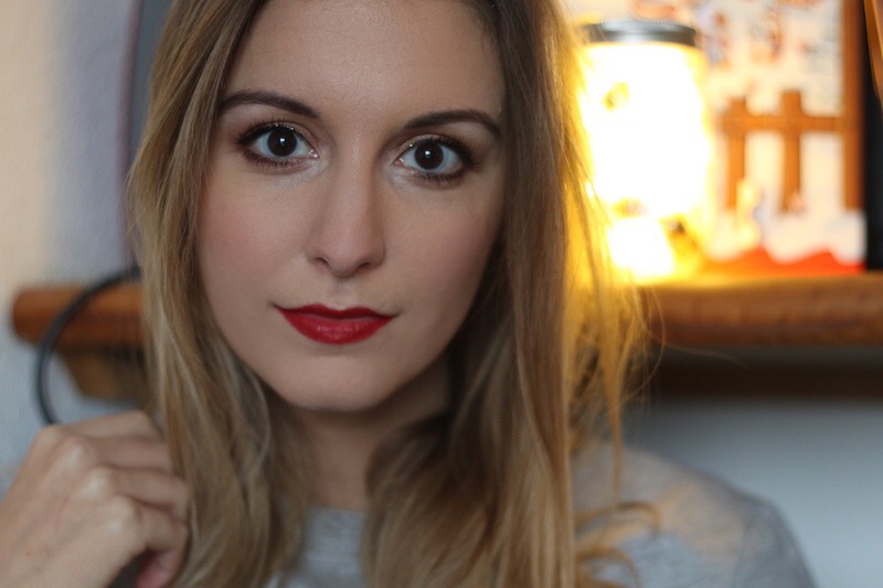 Maquillage pour les Fêtes doré et rouge avec des paillettes par Agathe Diary, blogueuse à Bordeaux.