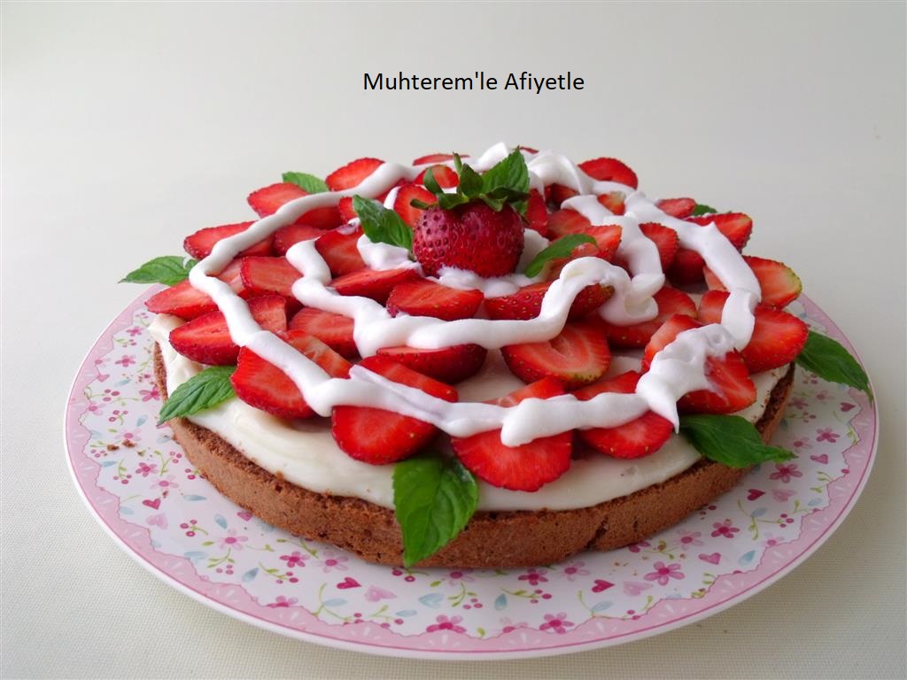 Muhterem�le Afiyetle ÇİLEKLİ, MUHALLEBİLİ PRATİK PASTA