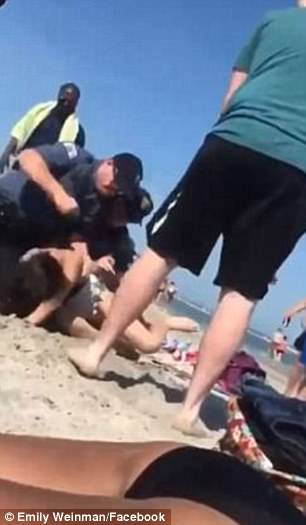 Viral video show Mom, 20, who was beaten by cops in front of her 18-month-old daughter on a New Jersey beach Viral video show Mom, 20, who was beaten by cops in front of her 18-month-old daughter on a New Jersey beach