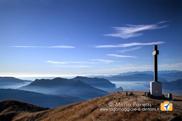 Panorama con la croce di vetta del monte Lema Panorama con la croce di vetta del monte Lema