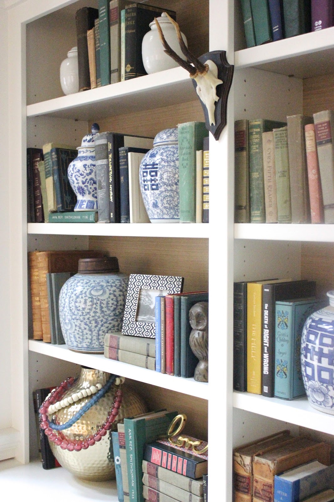More bookshelf styling…..and see my grassclothbacked shelves