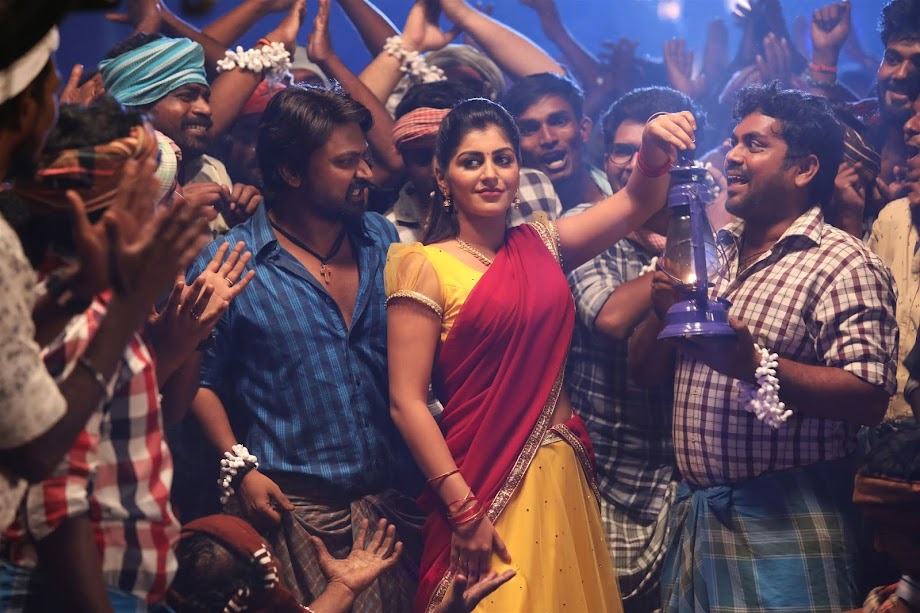 Yashika Anand in Sakalakala Valli song