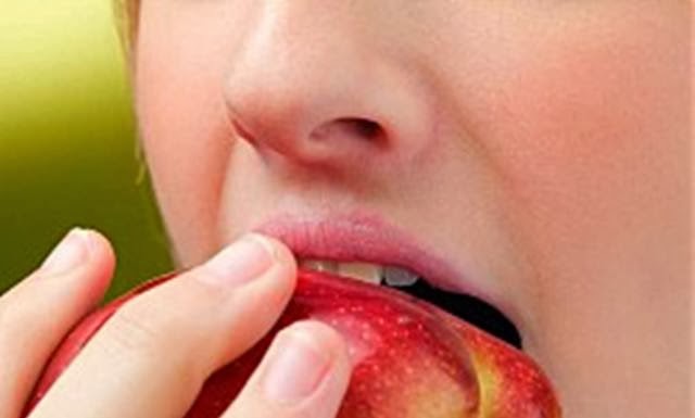 11 Alasan Untuk Makan Apel Lebih Banyak gadis makan buah apel