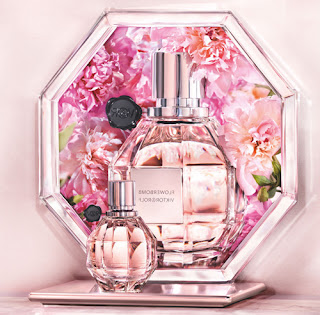 Une explosion de fleurs, un parfum d'enchantement, un spectacle olfactif, une folie florale ! Un flacon aux pouvoirs magiques, un diamant à croquer, recelant les secrets de celle qui le portera. Une explosion de fleurs, un parfum d'enchantement, un spectacle olfactif, une folie florale ! Un flacon aux pouvoirs magiques, un diamant à croquer, recelant les secrets de celle qui le portera.
