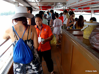 LOS BARCOS PUBLICOS DEL RIO CHAO PHRAYA, BANGKOK. TAILANDIA