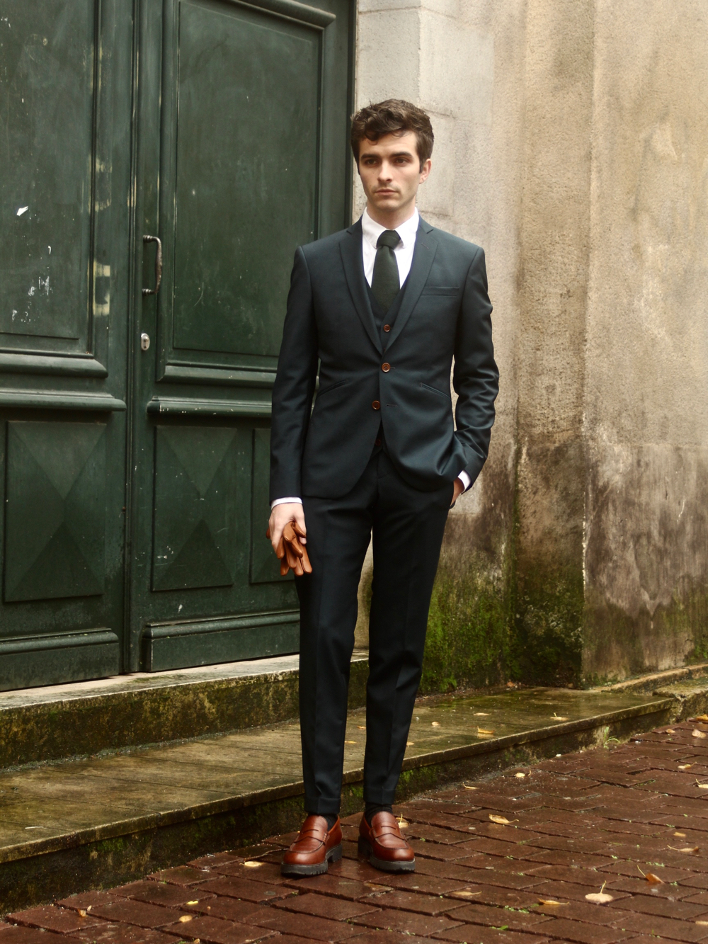 blog-mode-homme-style-elegant-masculin-costume-sur-mesure-vert-samson-bordeaux-paris-qualite-prix-pas-cher-gant-cuir-france-double-bracelet-hermes-complet-trois-pieces-3-smart-dandy-classe-mariage-cravate-berluti-laine-tressee-mocassins-louis-vuitton-pantalon-ourlet-poche-cavalier