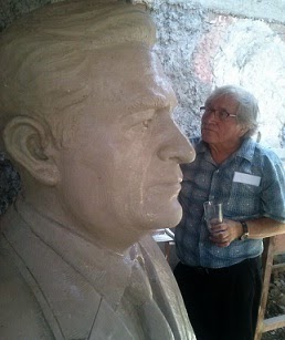 El busto del ex Secretario General del SUTEP en espera de ser develado en el local del SUTEP (Lima)