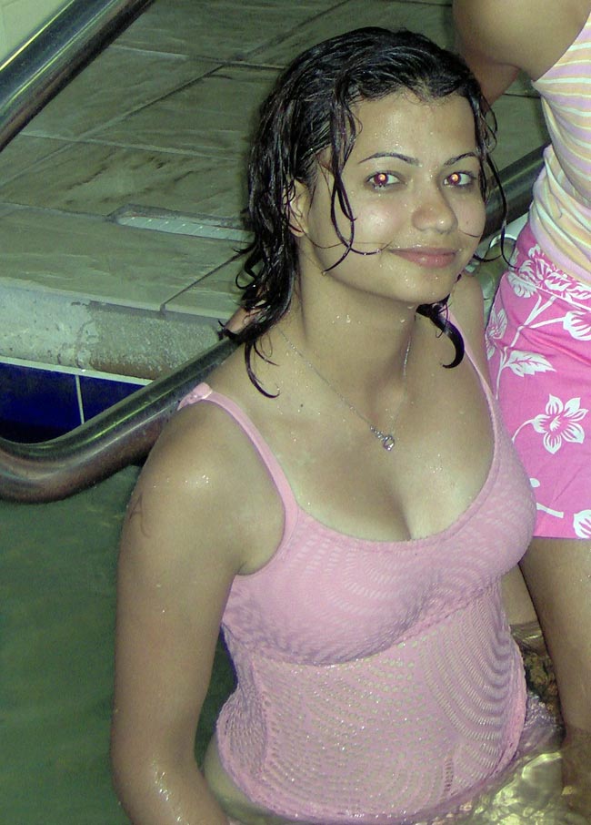 Indian Girl Pooja In Swimming Pool Hot Smile Gandi Larkian