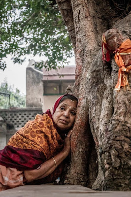 Re - encontrarte - Govindas yoga inbound Valorar nuestra forma. ¿Por qué no comenzar entonces con lo que nos es más evidente de nuestra propia persona?: nuestro cuerpo. En este camino de expandir nuestra consciencia es importante que aprendamos a vernos mejor, que observemos lo que somos por dentro y por fuera, que nos amemos. Es una lástima que solo los médicos logren apreciar la maravilla de nuestra constitución natural, la maravilla de nuestra anatomía. Todo funciona desde una sinergia tan precisa y silenciosa que tendemos a olvidarlo. Somos seres dotados de magia, nuestra energía potencializa todo nuestra existencia y solo en pocas ocasiones nos acordamos que existe, que es. Tendemos a esperar a sufrir alguna dolencia para preocuparnos, pero... ¿por qué hay que esperar para conducirnos a la plenitud, por qué no hacerlo desde ahora? Una vez reconozcamos la magia que nos constituye podremos aprender a valorarnos justamente.