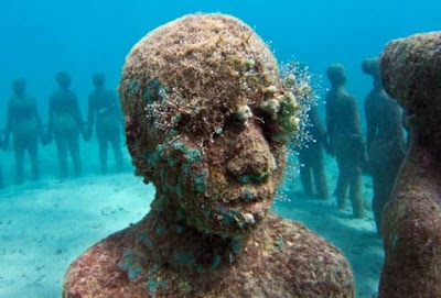 Impresionante escultura en el oceano llena de corales