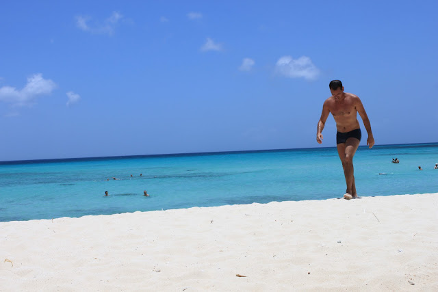 Aruba, praia de areia branquíssima e água azul bebê