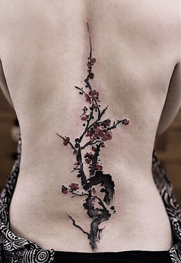 Encantadora e misteriosa à procura de flor de cerejeira da tatuagem. O impressionante cores utilizadas na tatuagem ajuda de como fazer o design de aparência forte e ao mesmo tempo tímidos, como se estivesse escondendo um segredo. (Foto: Fontes de imagem)