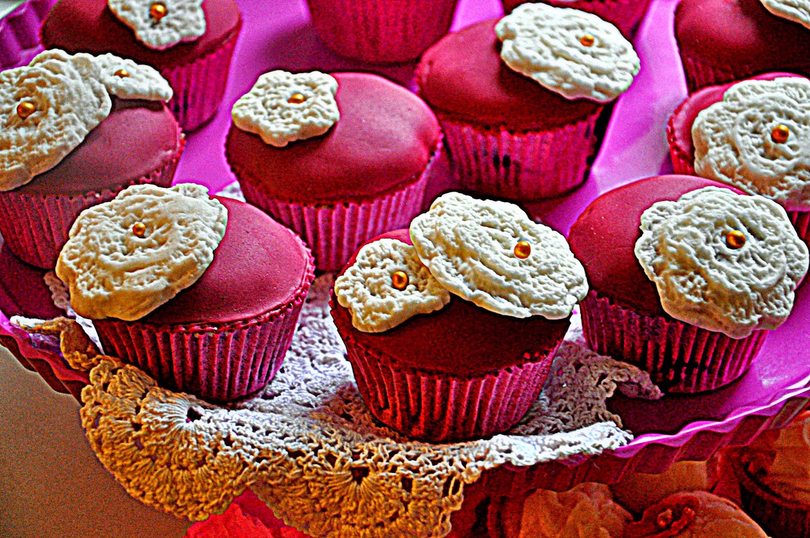 http://cupcakeluvs.blogspot.dk/2014/05/cupcake-med-hkleirer-crochet-cupcakes.html