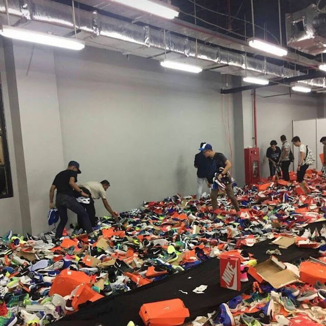 Diskonnya Bikin Mata Silau, Bazzar Nike Kacau, Rolling Door Jebol, Sekat Ambruk, Sepatu Jutaan Rupiah Berserakan Diskonnya Bikin Mata Silau, Bazzar Nike Kacau, Rolling Door Jebol, Sekat Ambruk, Sepatu Jutaan Rupiah Berserakan