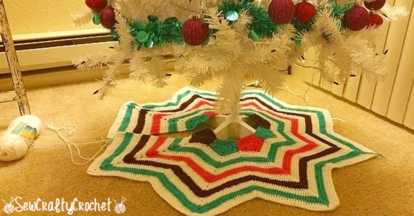 Country Christmas Tree Skirt CAL - Part 1 - Hooked on Homemade Happiness
