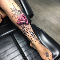 tatuaje en la pierna rosa y diamante
