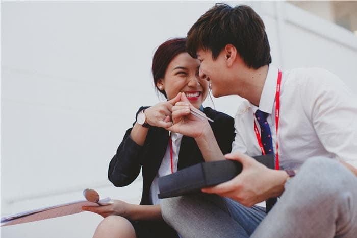 Tình yêu giữa cô trưởng phòng và chàng trai trẻ Tình yêu giữa cô trưởng phòng và chàng trai trẻ