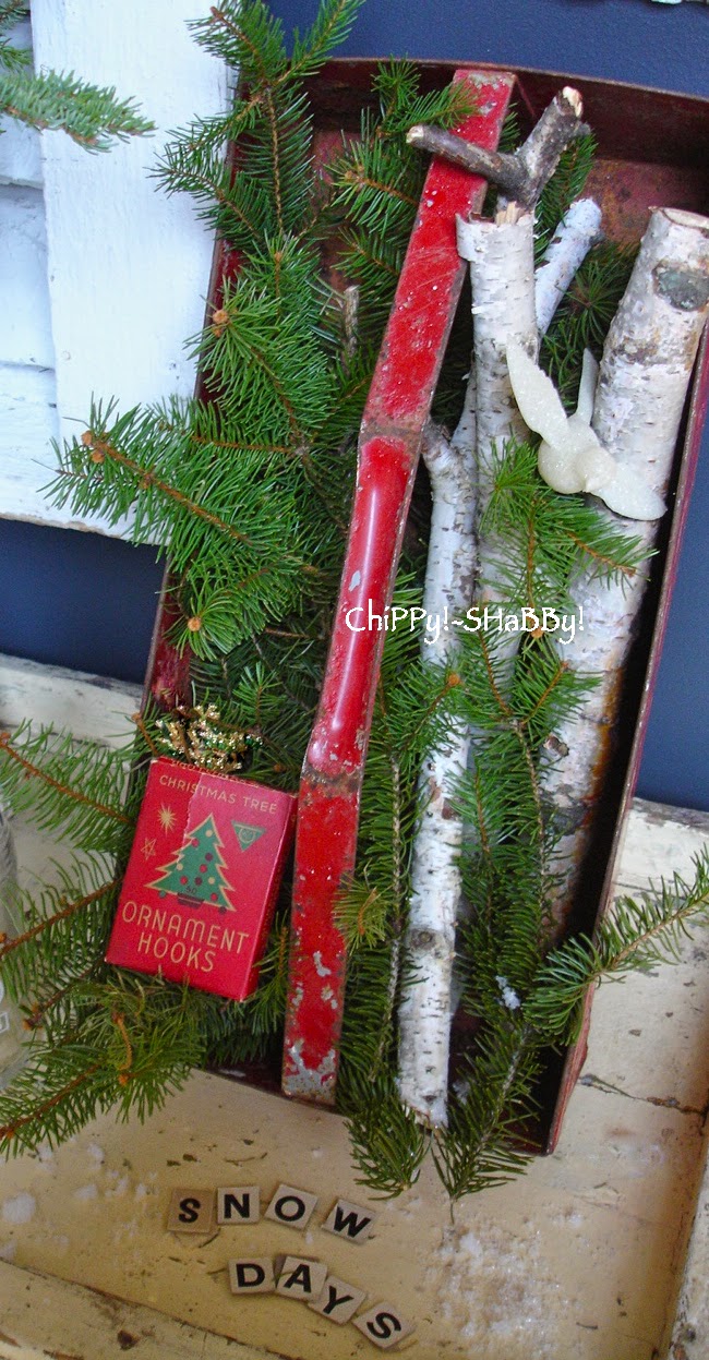 ChiPPy! SHaBBy! ViNtaGe ORNAMENT HOOK BOX...