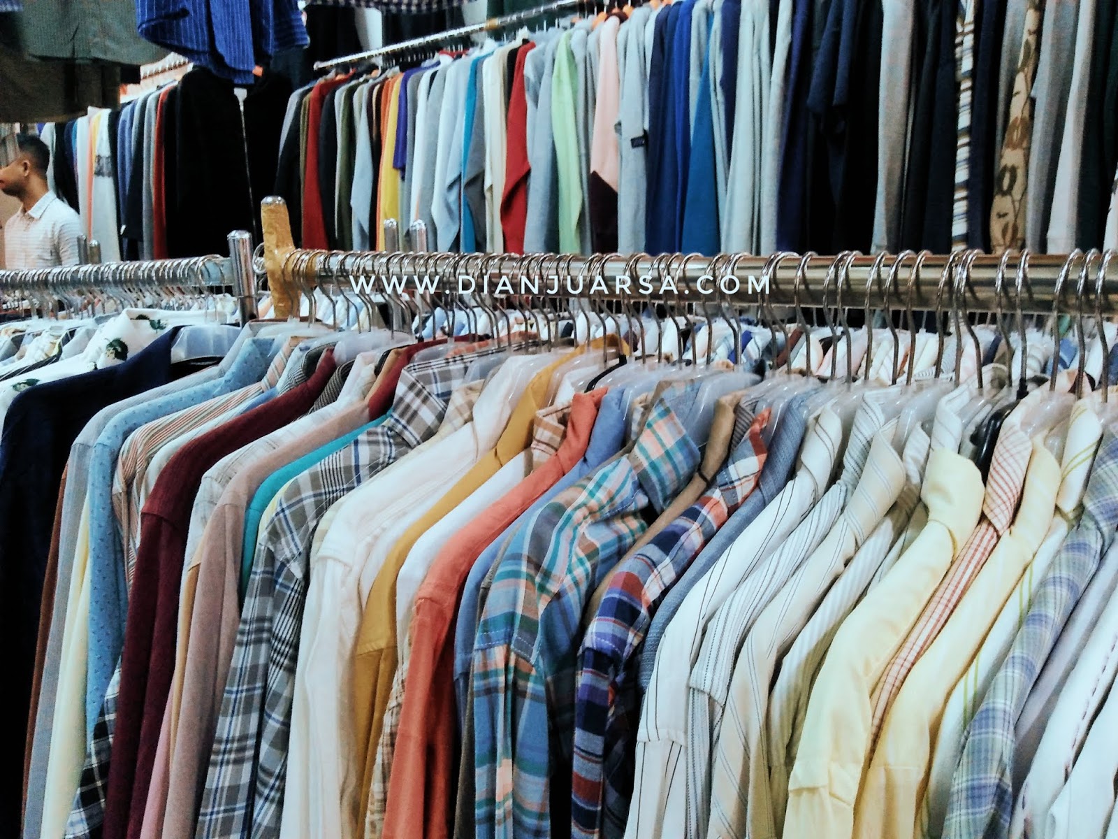 Tips Nyaman Belanja Baju Murah di Pasar Baru Jakarta ...
