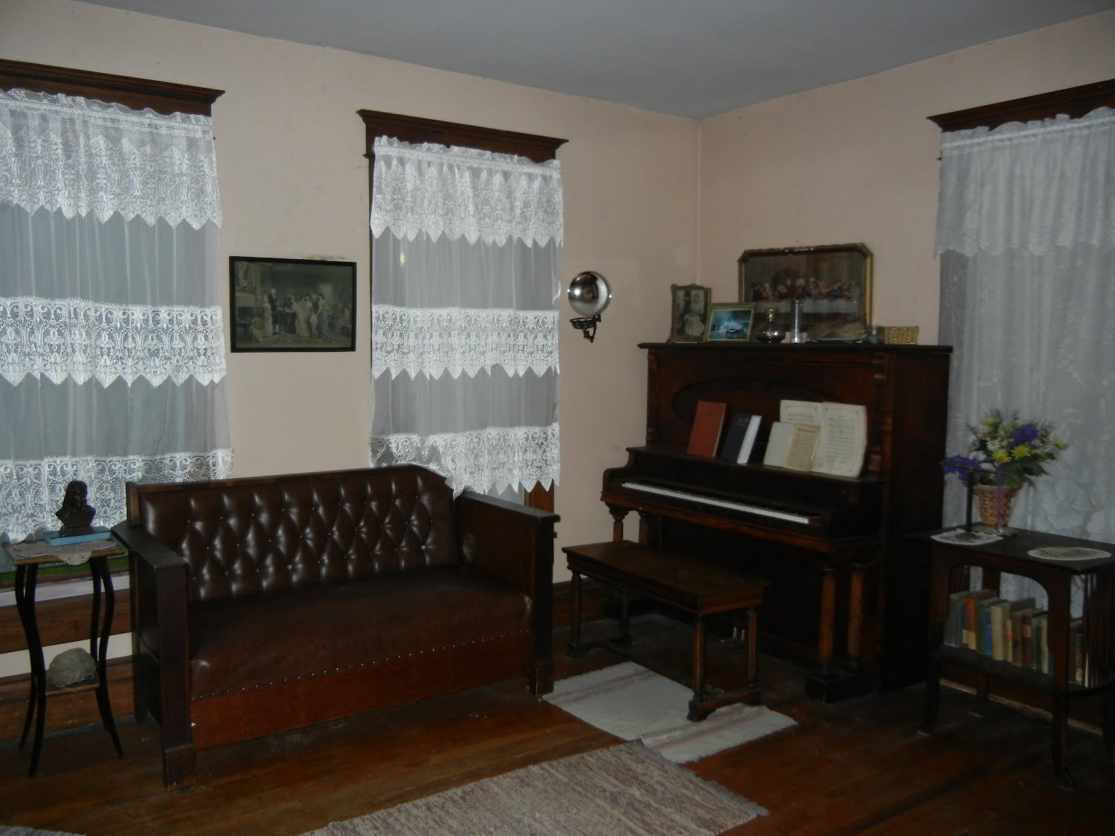 Paranormal InvestigatorsSouthern Indiana Villisca Axe Murder House Parlor