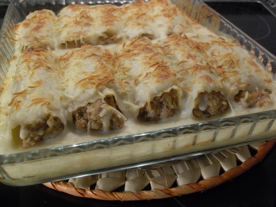 Bandeja de canelones de rustido con bechamel.