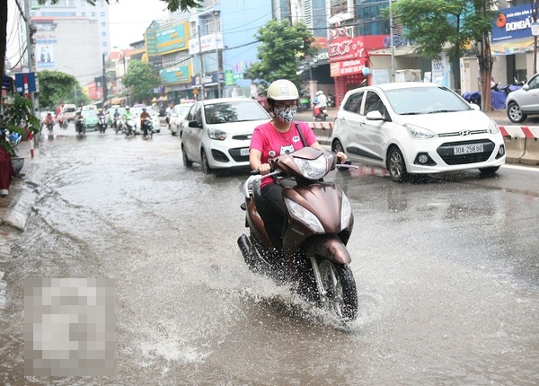 Hà Nội: Dân mạng "than thở" vì mưa to bất ngờ 2 Hà Nội: Dân mạng "than thở" vì mưa to bất ngờ 2