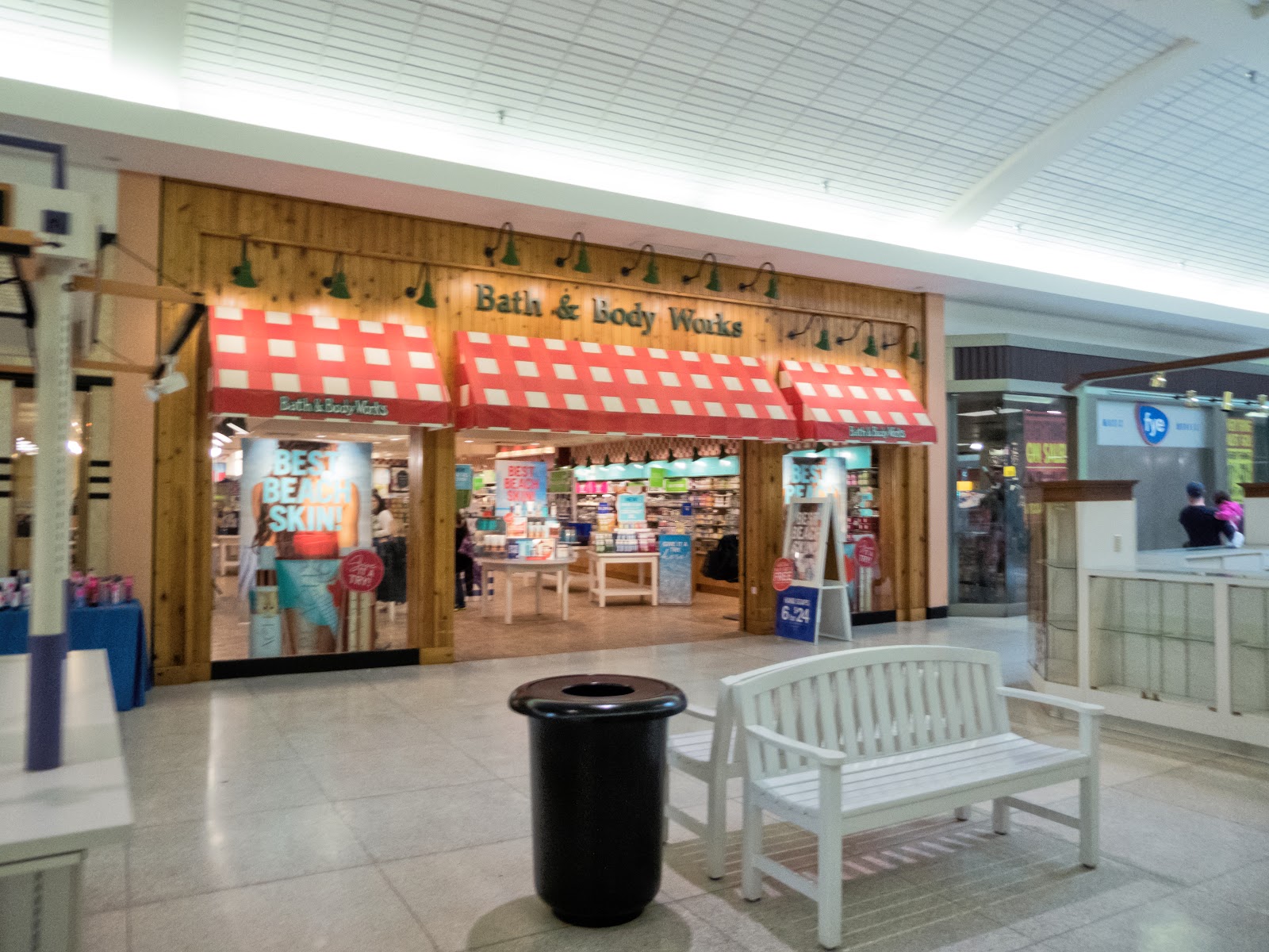 dead and dying retail april 2017 bath and body works cranston ri