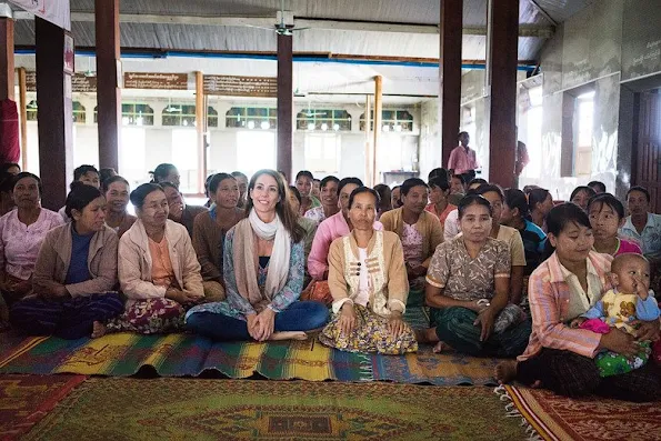 Princess Marie visited Burma, Prenses wore printed blouse, bag, style of Marie, earrings