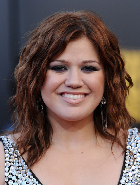 Hairstyle Review and Pictures: Follow Beautiful Kelly Clarkson Wavy Bob ...
