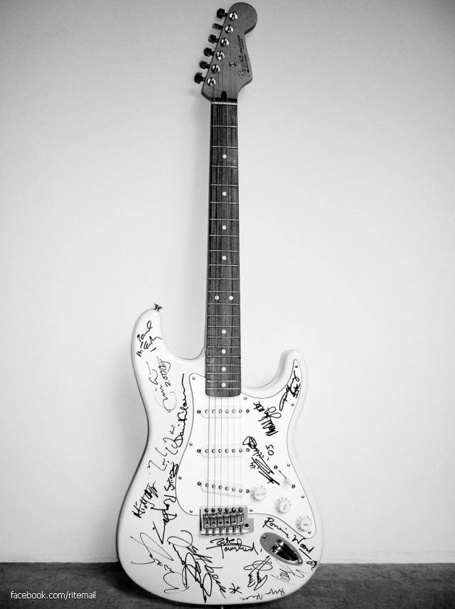 Most expensive guitar in the world is the Fender Stratocaster, signed with 19 famous guitarists and sold at a charity auction for $ 2.8 million.
