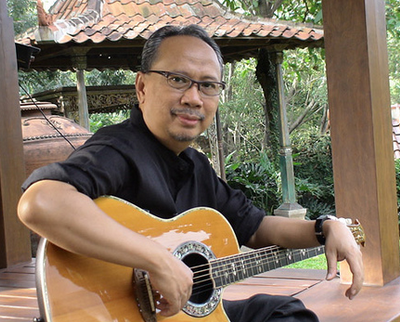 Download Lagu Ebiet G. Ade Lengkap | Pusat Download Lagu