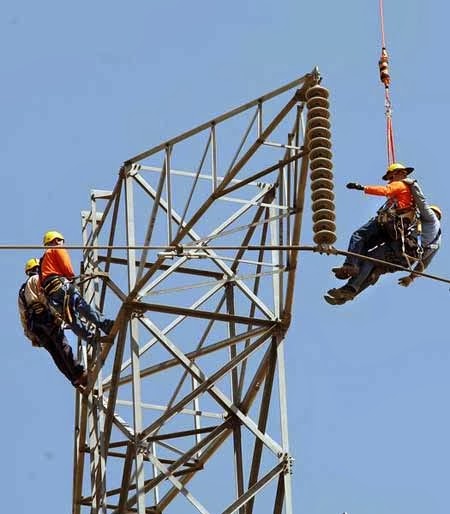 PEKERJA KABEL HELIKOPTER Pekerjaan Paling Berbahaya di Dunia