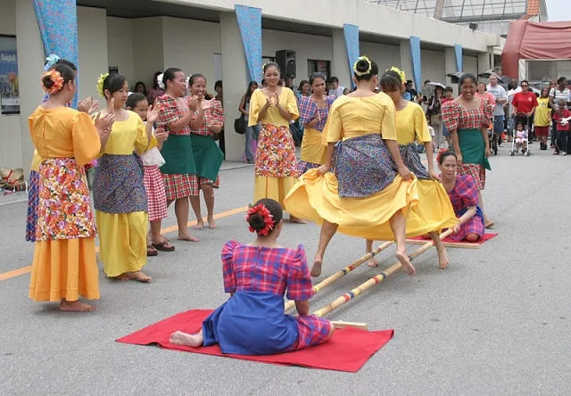 Tinikling, tarian bambu tradisional khas Filipina.