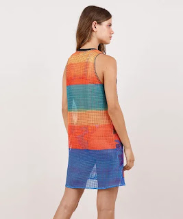 Moda Verão saída de praia feminina blueman em tela estampada poente tropical azul Saída de praia feminina desenvolvida em tela. A estampa Poente é colorida e tropical como a Blueman, ilustrando o fim de tarde na praia.