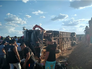 Ônibus da banda Gatinha Manhosa se envolve em acidente em Simplício Mendes piauí em alerta