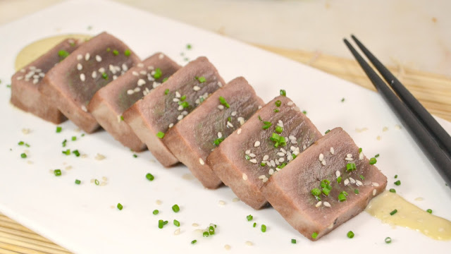 Tataki de atún con mayonesa de wasabi