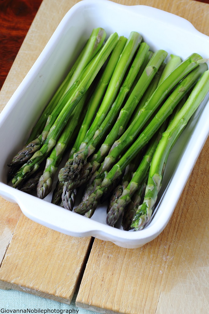 Asparagi con prosciutto crudo e parmigiano al forno e uova strapazzate