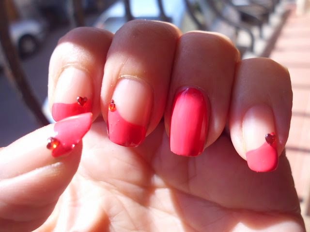 manicura rosa con corazoncito