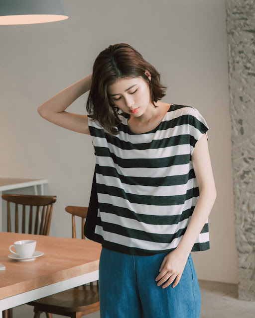 慕蓉穿著不眠夜拼接短袖上衣