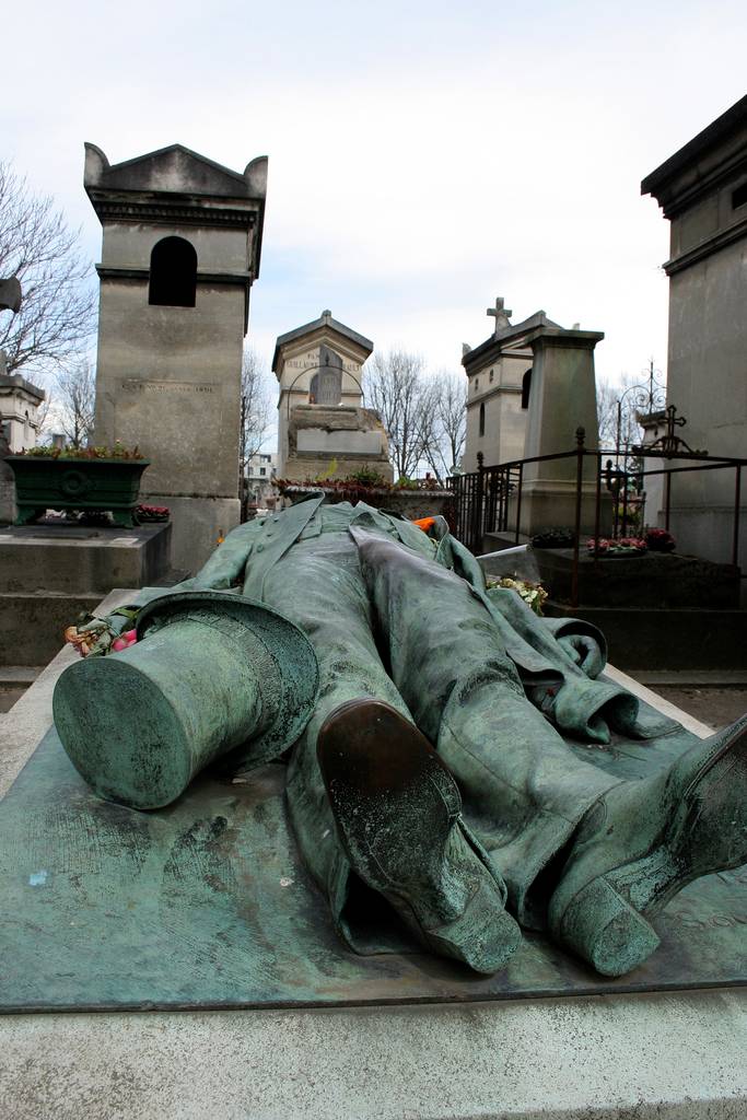 Victor Noir Still Pleased to See You (Even in Death) Kuriositas