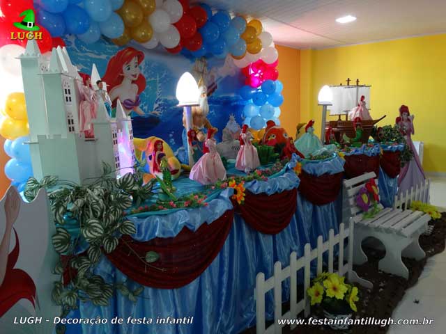 Mesa decorada tema Ariel para festa de aniversário infantil