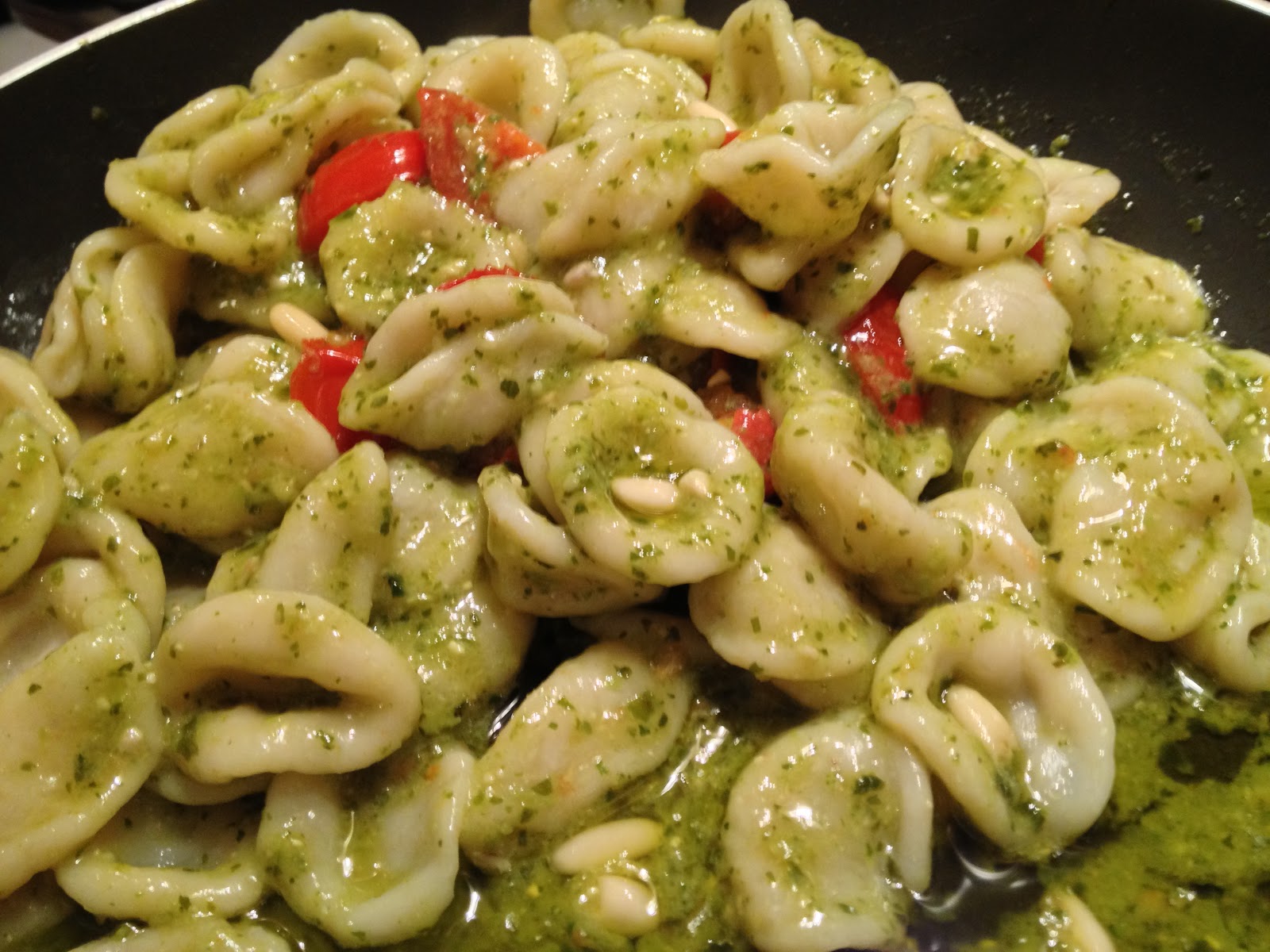 Orecchiette con pesto, pinoli e pomodorini!