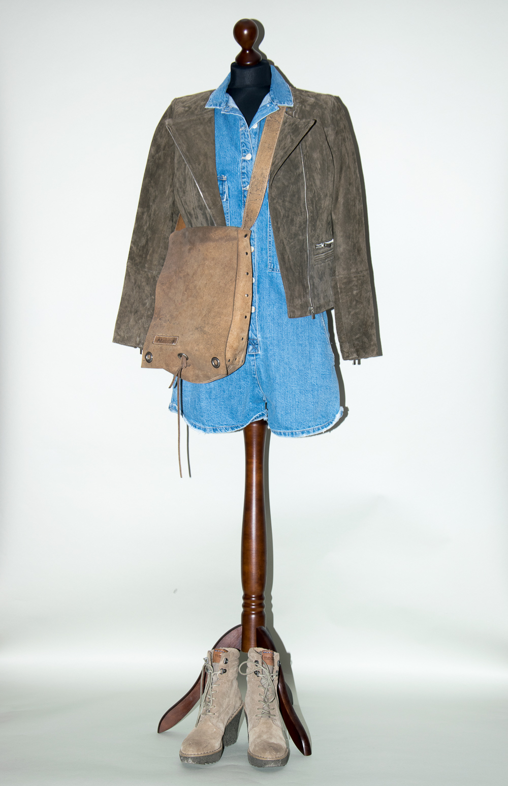 Zamszowa ramoneska, krótki, jeansowy kombinezon i koturny