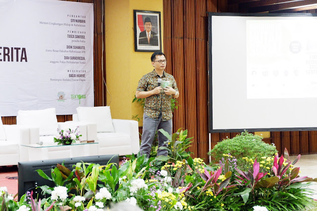 ngobrolin hutan sosial dari bedah buku lima hutan satu cerita