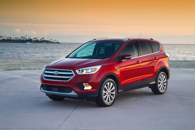 2017 Ford Escape SE front 3/4 view Front 3/4 view of 2017 Ford Escape SE