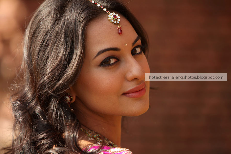 Hot Indian Actress Rare HQ Photos: Bollywood Beauty Sonakshi Sinha ...
