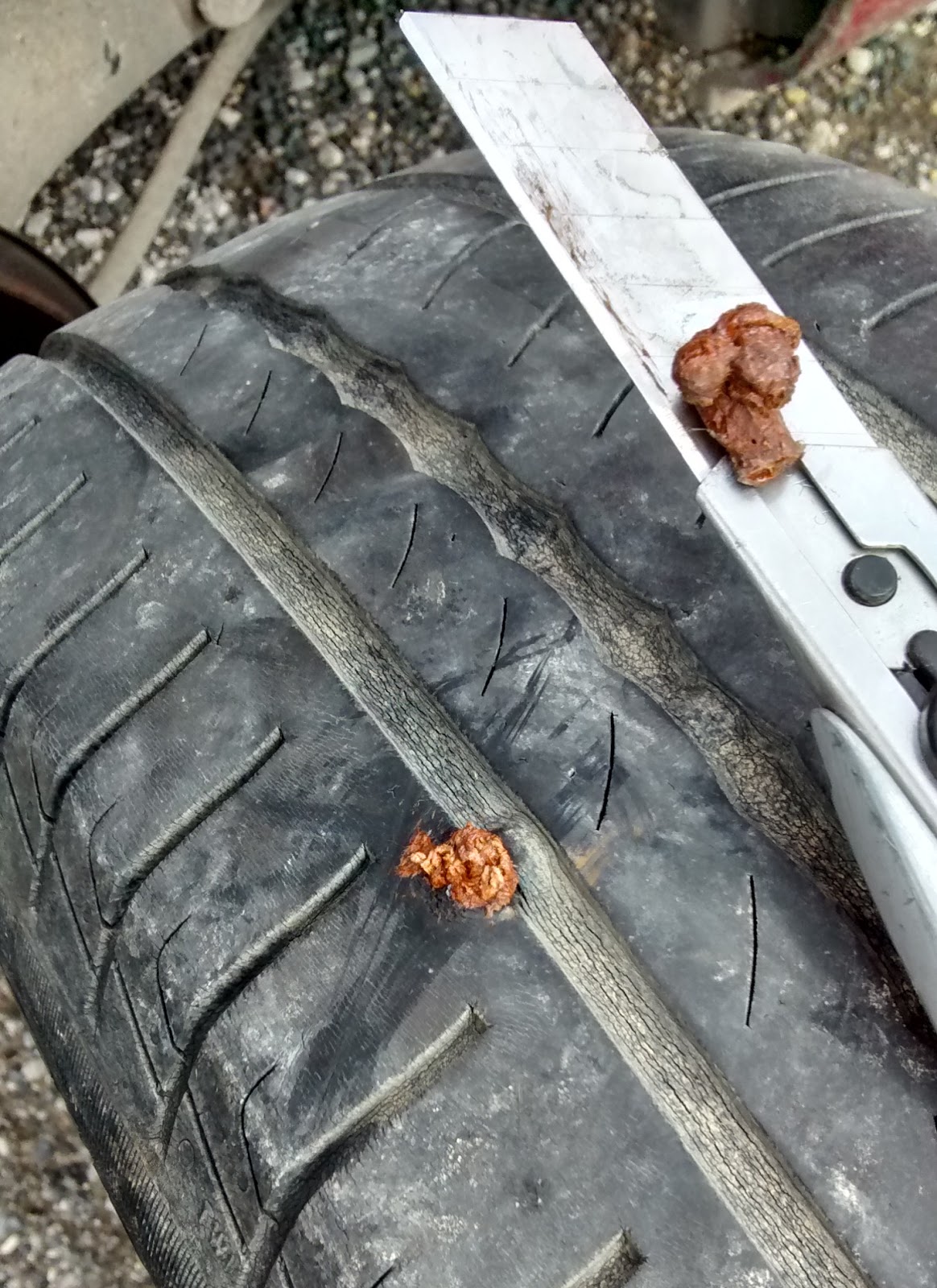 Réparer un pneu avec une mèche. 