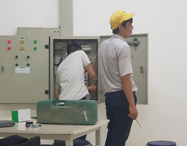 Lắp đặt tủ điện điều khiển điều hoà trung tâm lap dat tu dien dieu khien dieu hoa trung tam